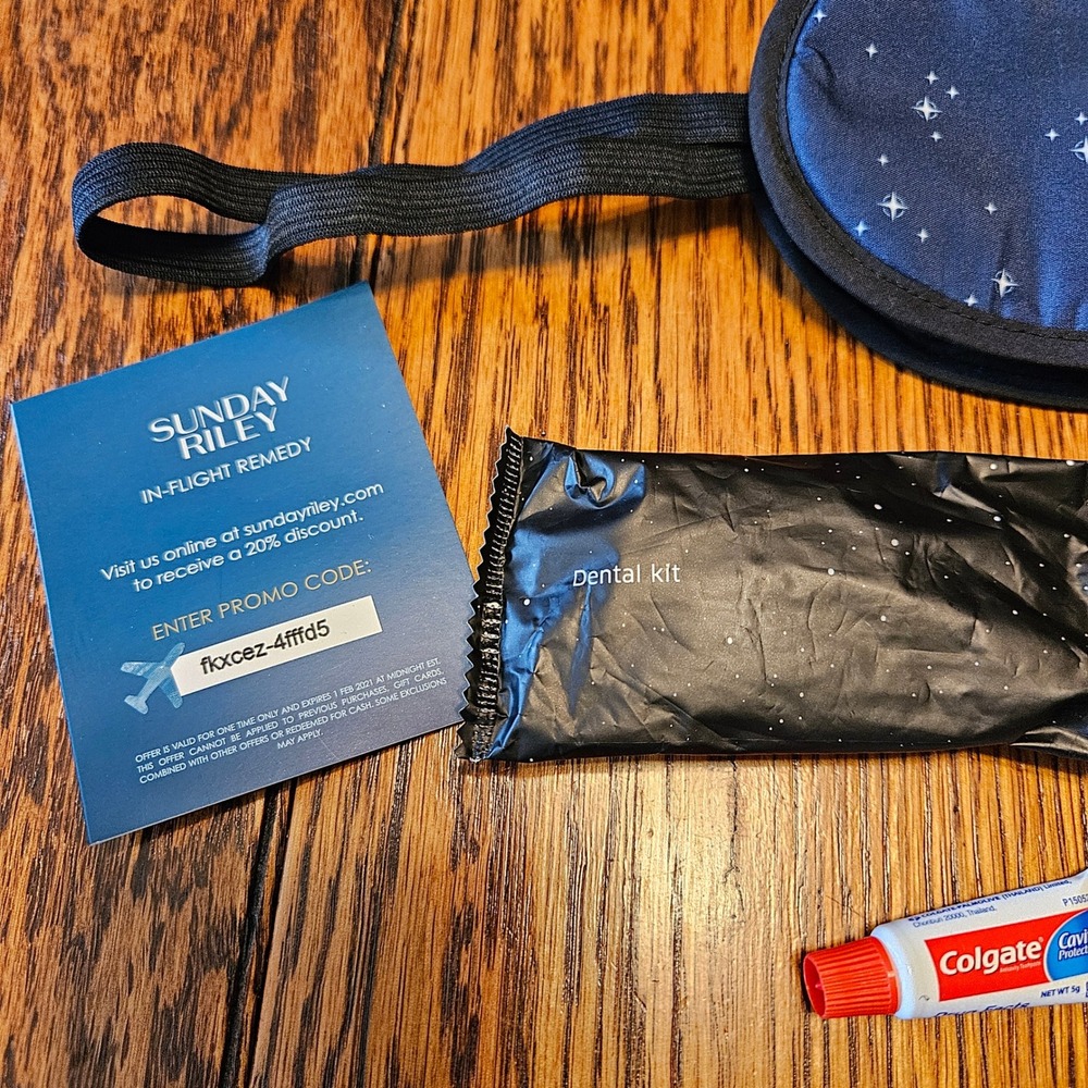 United Airlines Star Wars The Rise of Skywalker Away Amenity Kit Travel Set - Picture 6 of 9